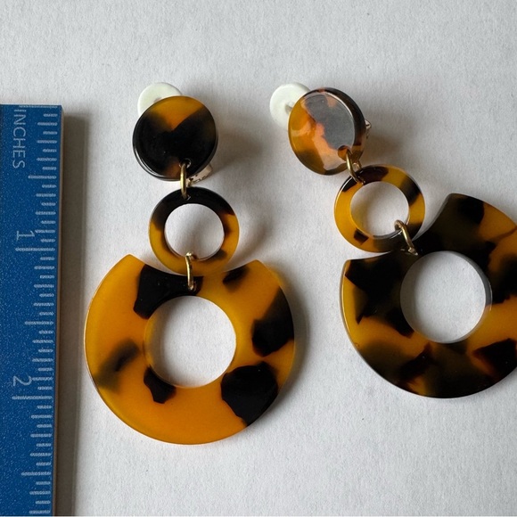 Leopard Clip On Earrings
(New) - Picture 3 of 4